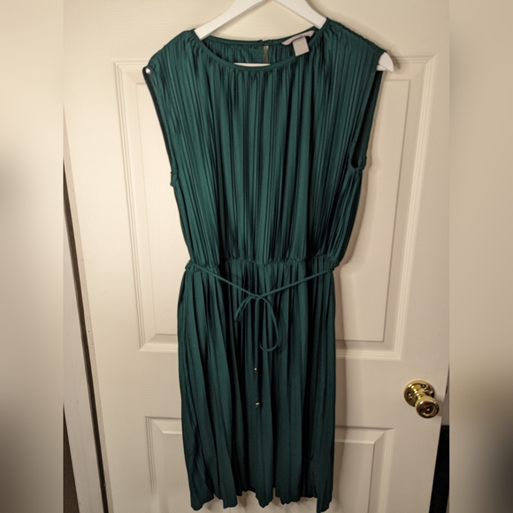 H&M Dresses & Skirts - H&M emerald green sleeveless pleated dress size medium